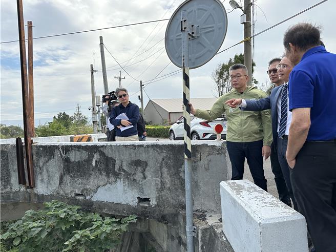 立法院副院长蔡其昌（左）30日邀集经济部水利署及市府水利局与民代前往会勘，研讨安良港排水应急工程，工程总经费约8142万元，预计于2024年底完工。（蔡其昌服务处提供／张妍溱台中传真）