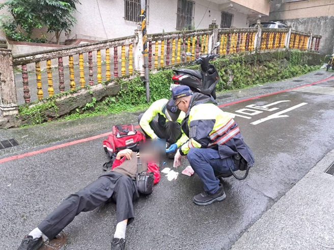 71歲巫姓老翁今30日下午13時許，因不勝酒力徒步返家途中因站不穩而跌倒受傷。（圖／警方提供）