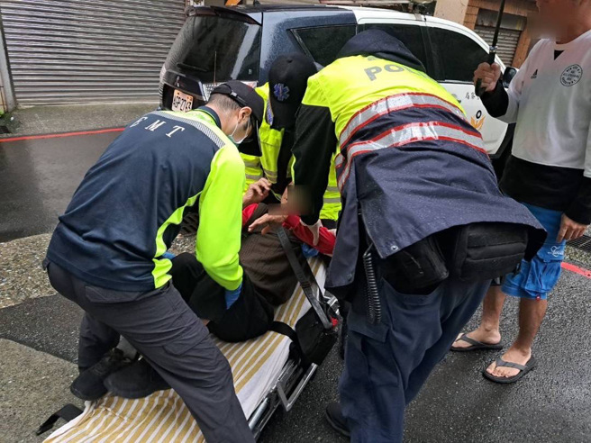 71歲巫姓老翁今30日下午13時許，因不勝酒力徒步返家途中因站不穩而跌倒受傷。（圖／警方提供）