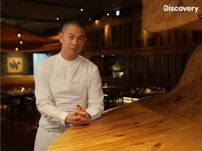 名厨江振诚在《星厨探味：台湾》 中用Fine Dining体现台湾味价值。（Discovery频道）