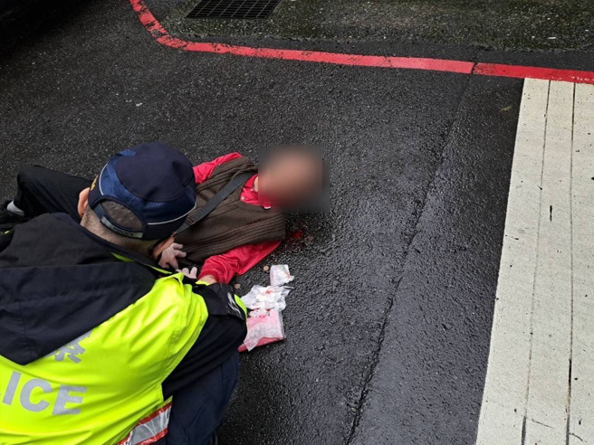 71歲巫姓老翁今30日下午13時許，因不勝酒力徒步返家途中因站不穩而跌倒受傷。（圖／警方提供）