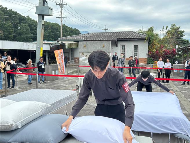全国旅馆杯集集火车站前广场登场，整床不只比速度，更要评鑑床单、枕头套整齐度。（杨静茹摄）