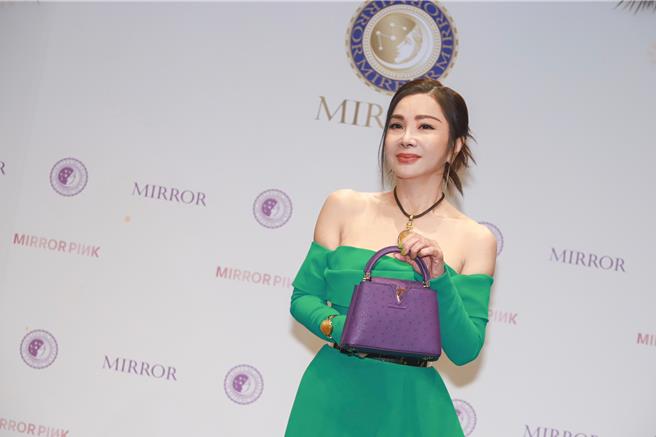 陈美凤惊喜收到31.5万LV限量鸵鸟包，又惊又喜。（业者提供）