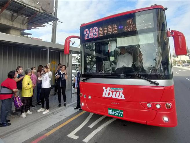 台中市太平區市民大道自開通後並無大眾運輸站點，鄰近民眾搭乘不便，經台中市議員黃佳恬（前排右二，白衣）爭取249路公車新設「市民大道宜佳街口」，11月30日通車。（潘虹恩攝）