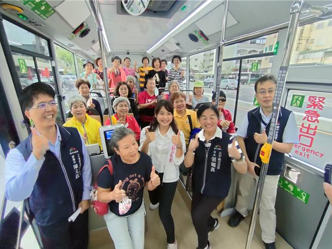 台中市249路公車新設「市民大道宜佳街口」，成為太平區市民大道首條和唯一條行駛的公車路線，11月30日通車，地方居民興奮不已，前往搶搭體驗。（潘虹恩攝）