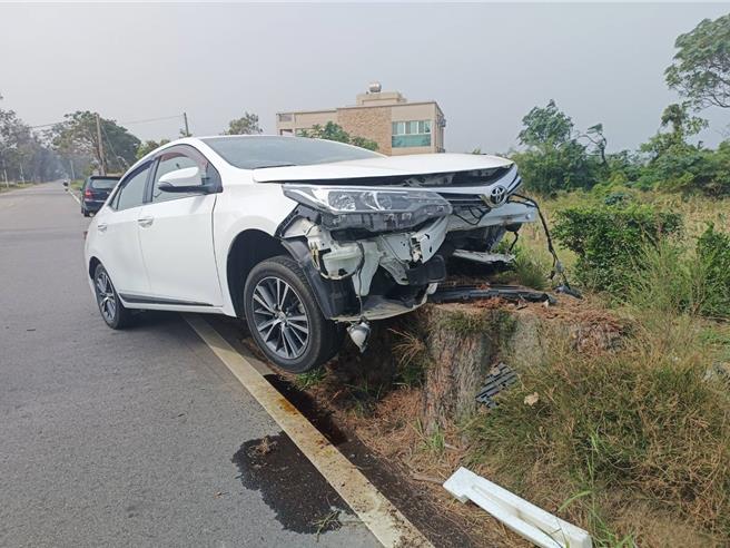 金门陈姓男子驾驶白色自用小客车，自称因精神不济，车辆左偏衝出对向车道路面自撞树墩。(图／民眾提供)