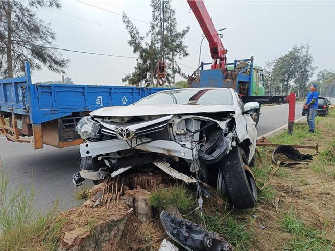 金门陈姓男子驾车因精神不济逆向自撞树墩，不仅车头全毁，还造成驾驶陈民头部挫伤，紧急送医治疗。(图／民眾提供)