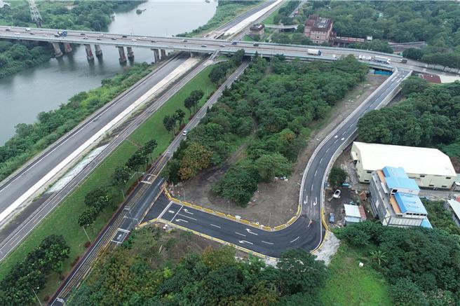 「城林桥（往树林方向）下环汉路替代匝道」道路设计遭民眾质疑像是在玩障碍赛车。（摘自江怡臻脸书／吕健豪新北传真）