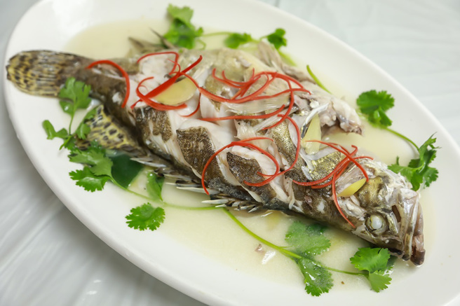 清蒸松花江白鱼是吉菜的经典菜肴，鲜甜美味，也是吉菜的代表之一。（图／朱明甫摄）