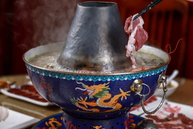 乌拉满族火锅是流传已久的传统美食，食材有「前飞后走，左鱼右虾，转圈撒葱花」的説法。（图／朱明甫摄）