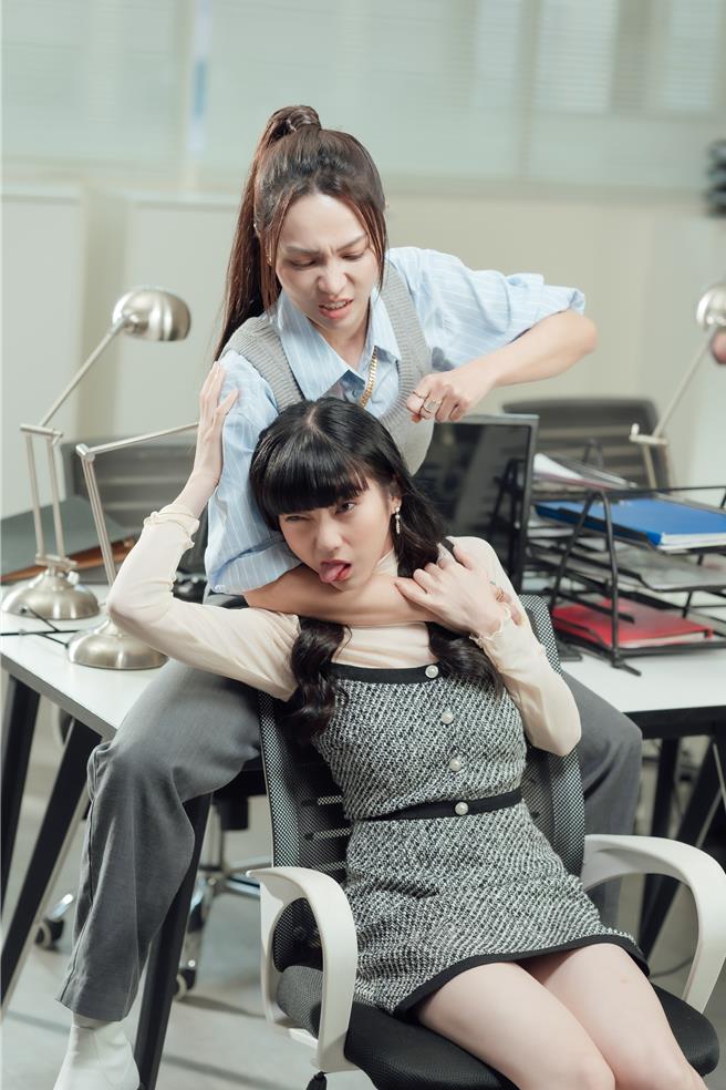 林采欣（后）新单曲描述遇到介入他人感情的小三。（顽欣大发娱乐提供）