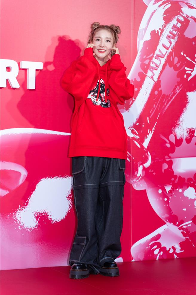 DARA睽违九年登台，透露一来台就先吃火锅，还想踩点拍捷运站照片。（吴松翰摄） 