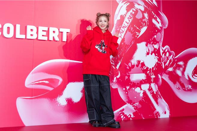 DARA睽违九年登台，透露一来台就先吃火锅，还想踩点拍捷运站照片。（吴松翰摄） 