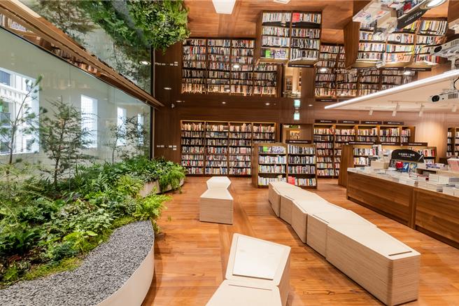 诚品生活480的5F诚品书店呼应「城市美术馆」概念，三大主题阅读端景设计，还有温馨的亲子阅读空间、文具馆等。（诚品提供／朱世凯台北传真）