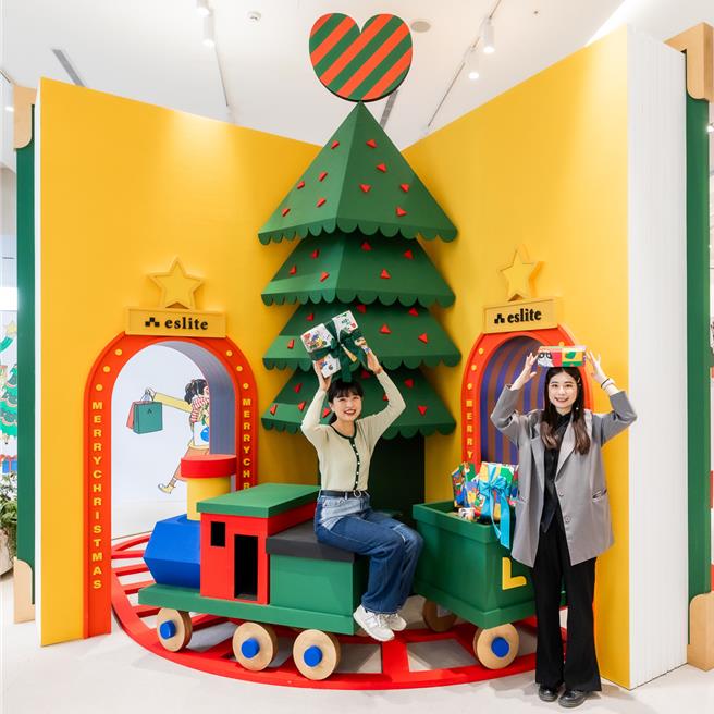 诚品生活480于1F挑高白色空间打造3米高缤纷「耶诞书」，营造耶诞氛围。（诚品提供／朱世凯台北传真）