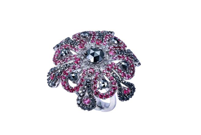 DAMIANI Masterpiece大師系列Loto白金黑鑽與紅寶石戒指，40萬5300元。（DAMIANI提供）