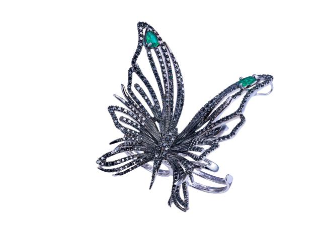 DAMIANI Masterpiece大師系列黑鑽與祖母綠蝴蝶戒指，71萬5000元。（DAMIANI提供）