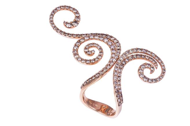 DAMIANI Masterpiece Riccioli大師系列玫瑰金棕色鑽石戒指，52萬元。（DAMIANI提供）