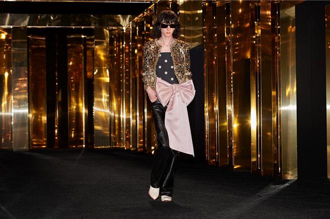 金色编织上衣搭配粉色蝴蝶结腰封，也是一种对旧有男装形象挑战的作品。（Celine提供／黄唯淯台北传真）