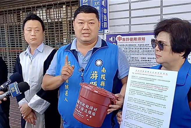 南投二选区国民党籍立委参选人游颢（中）30日赴南投地检署，控告对手蔡培慧及其团队涉嫌诬告、加重诽谤及意图使人不当选。（杨静茹摄）