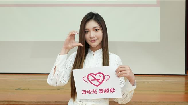 紫嫣今天前進校園，宣導菸害防制法。（星光瑞瑞提供）