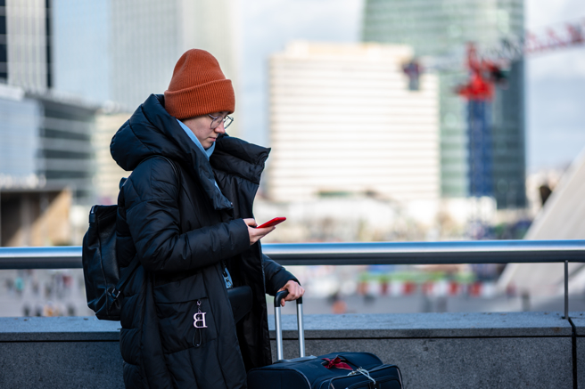 疫后国境开放掀起出国热潮，而现代人生活大小事都依靠3C产品，有网友就好奇在网上询问出国最喜欢用的网路方案。（图／Shutterstock）