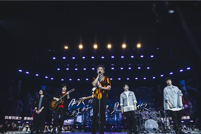 五月天日前在英国伦敦开唱，石头在台上特别点歌。（相信音乐提供）