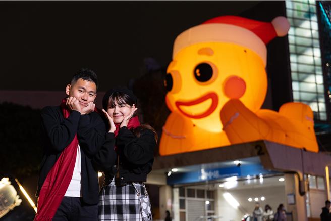 府中广场今年特别打造充满温馨与童趣的「姜饼乐园Gingerbread World」灯区，拥有温暖笑容的巨型姜饼人在捷运府中站2号出口欢迎大家，民眾可特别留意。（新北市观旅局提供）