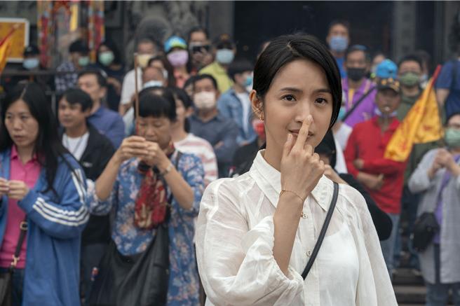 林依晨在《车顶上的玄天上帝》与周渝民、阮经天、张孝全3大男神同台飙戏。（甲上娱乐提供）