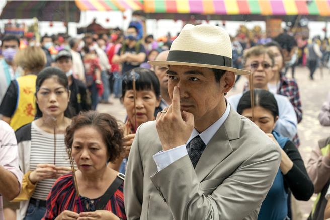 周渝民在《车顶上的玄天上帝》饰演「最帅阿公」。（甲上娱乐提供）