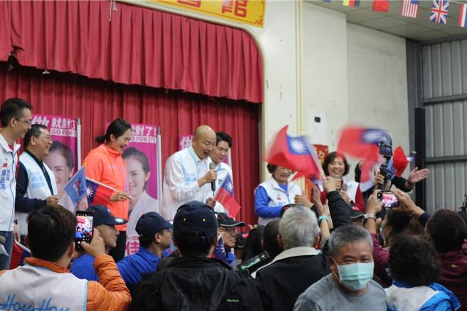 前高雄市長韓國瑜（左四）上台吸引一大批民眾向台前湧進，韓國瑜開玩笑表示，蘇巧慧的爸爸是個禿頭，他也是，但是他在這邊比較受歡迎。（劉瑋晴攝）