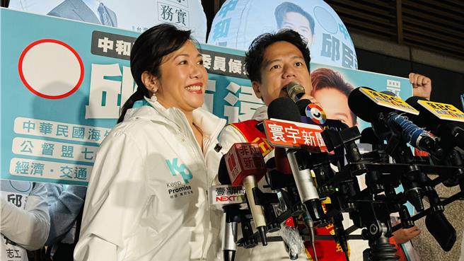 民眾黨副總統參選人吳欣盈（左）面對媒體所有提問，都堅持12月5日在臉書見真章。（呂健豪攝）