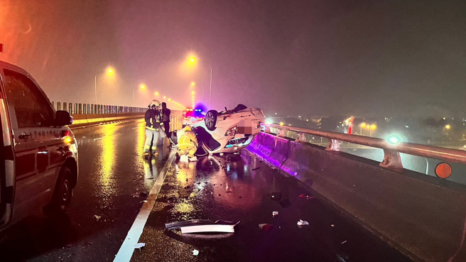 今（30）日下午17时59分许，国道5号南下47.2公里处五结路段发生一起翻车事故。（图／警方提供）