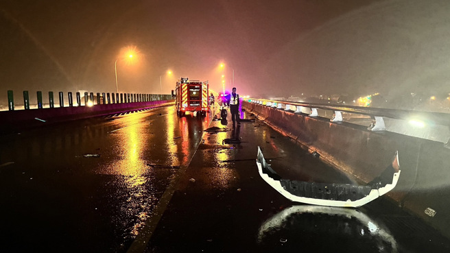 今（30）日下午17时59分许，国道5号南下47.2公里处五结路段发生一起翻车事故。（图／警方提供）