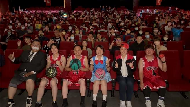 彰化市台湾大戏院11月30日营业最后一天，立委黄秀芳（前排右三）及县议员庄陞汉（前排左一）、李成济（前排左三）、黄柏瑜（前排左二）、许雅琳（前排右二）等人，都一改平常严肃妆扮，分别变装「灌篮高手」中的晴子、安西教练、三井寿、流川枫及彩子等角色，县议员杨子贤服务处副主任黄唯轩（前排左一）则扮缩小版的赤木。（孙英哲摄）