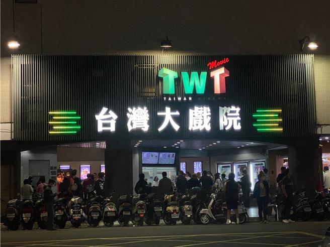 彰化市台湾大戏院11月30日营业最后一天，许多民眾赶到戏院口拍照留念。（孙英哲摄）