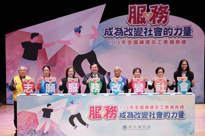 93歲爺爺開心當導護，近9成金牌獎志工為高齡者。(圖/衛服部提供)
 