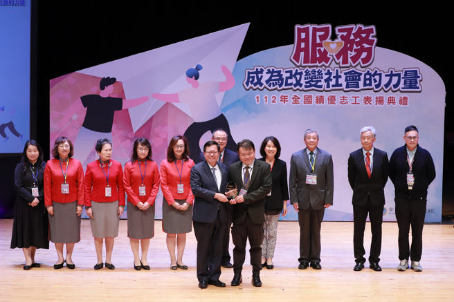 93歲爺爺開心當導護，近9成金牌獎志工為高齡者。(圖/衛福部提供)
 