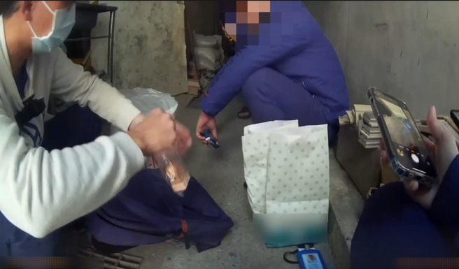 员警识破逮捕23岁赖姓面交车手，击躲在巷内的许嫌，查扣工作手机2台、偽造证件、印信等证物。（图／警方提供）