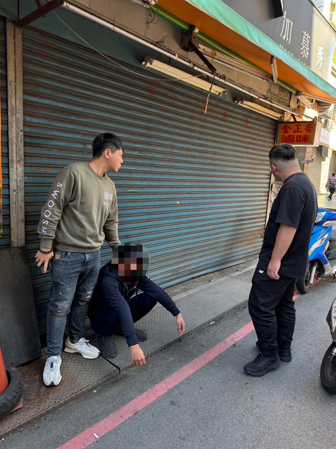 员警识破逮捕23岁赖姓面交车手，击躲在巷内的许嫌，查扣工作手机2台、偽造证件、印信等证物。（图／警方提供）