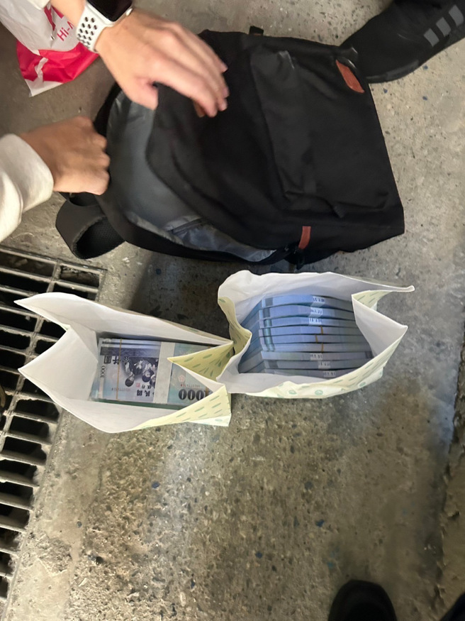 员警识破逮捕23岁赖姓面交车手，击躲在巷内的许嫌，查扣工作手机2台、偽造证件、印信等证物。（图／警方提供）