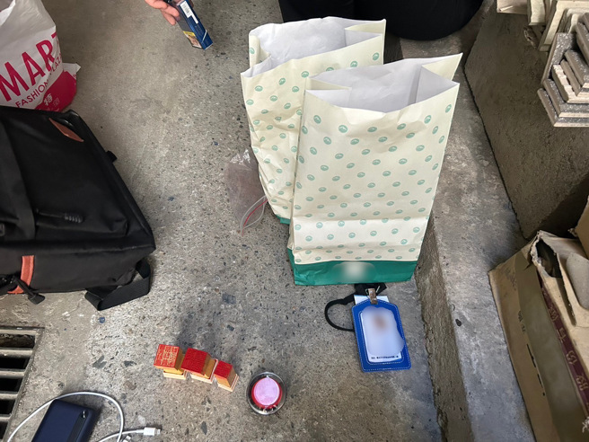 员警识破逮捕23岁赖姓面交车手，击躲在巷内的许嫌，查扣工作手机2台、偽造证件、印信等证物。（图／警方提供）