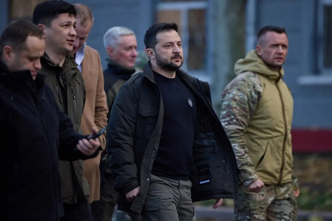 澤倫斯基接受外國媒體訪問時承認，烏克蘭在軍事上正陷入困境，主因是兵員和武器不夠，特別是高性能戰機不足，無法和俄羅斯爭取制空權。(圖/烏克蘭總統府)