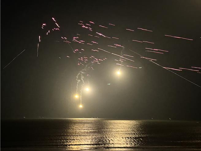 金防部今日晚间于烈屿习山湖公园海湾实施「太武操演」夜间实弹防护射击，交叉火网划亮习山湖夜空超震撼。(于家麒摄)