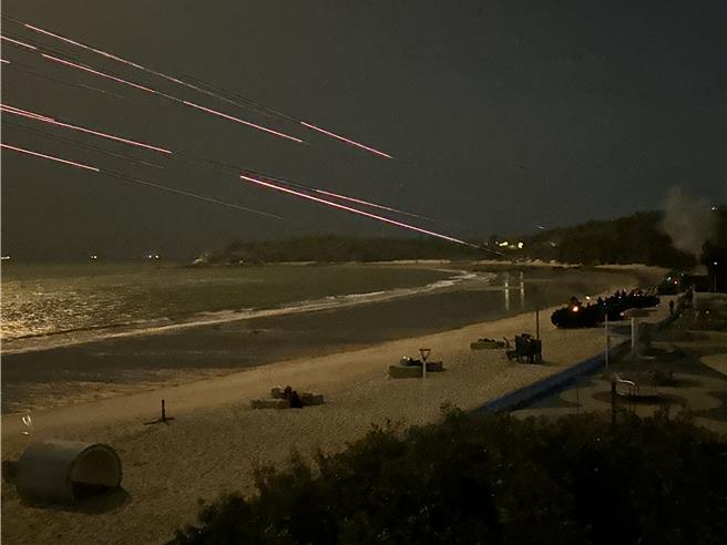 各式机枪、机炮及战车炮实施对空、对海集火射击，交叉火网瞬间划亮整个习山湖海湾夜空超震撼。(于家麒摄)