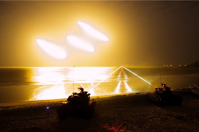 金防部今日晚间于烈屿习山湖公园海湾实施「太武操演」夜间实弹防护射击，交叉火网划亮习山湖夜空超震撼。(金防部提供)