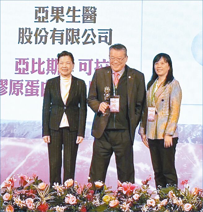 經濟部長王美花（左起）、亞果生醫執行長謝達仁博士、研發部經理陳韻茹博士。圖／亞果提供