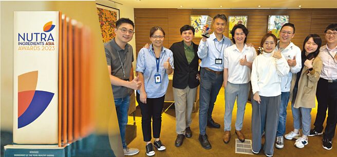 丰华生技总经理黄圣宏（左四）手持奖杯与国际业务和行销团队合影。图／丰华生技提供