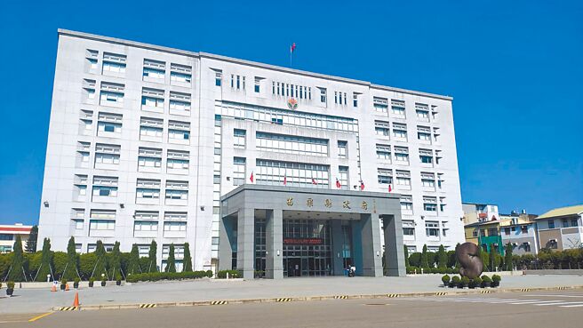 苗栗县政府民政处某科长遭爆料长期帮下属打卡，苗栗县议会29日举行议会总质询，县议员陈光轩认为此举已违法，要求将涉案相关人士移送法办。（李京升摄）