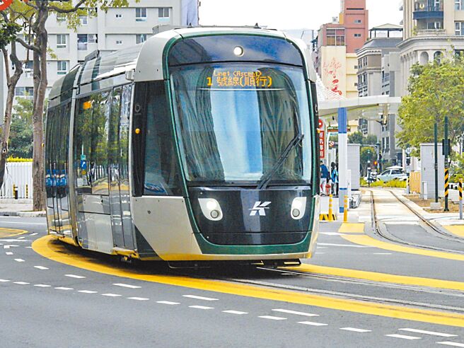 高雄环状轻轨将成全台首条通车的环状线，如何标示列车行进方向成一大考验，目前测试期间高雄市捷运工程局暂以「1号线（顺行）」、「2号线（逆行）」作为识别标示，并持续搜集意见优化调整。（任义宇摄）